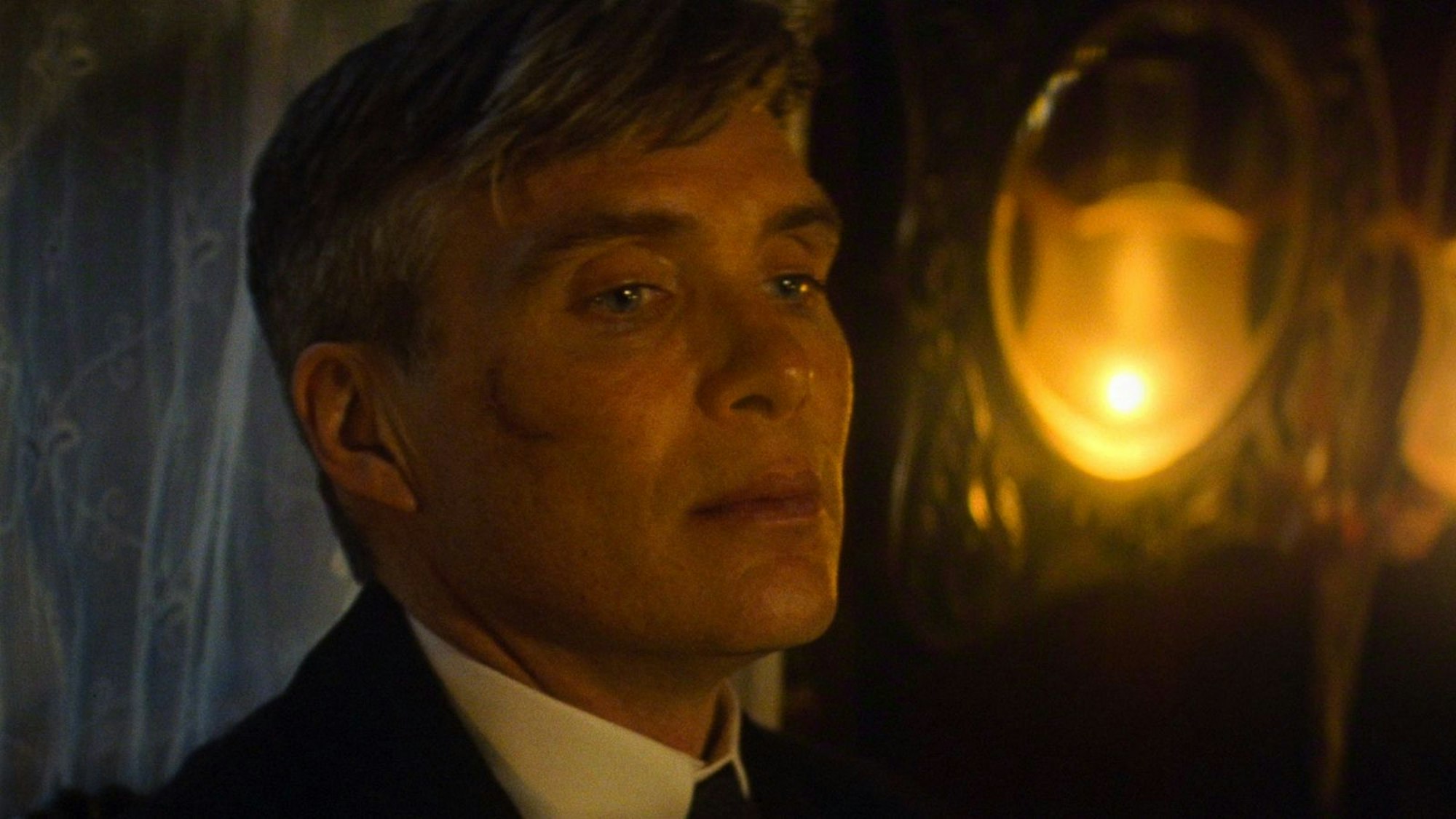 Willkommen zurück, Tommy Shelby: Im Jahr 1940 und inmitten der Kriegswirren muss sich der von Cillian Murphy verkörperte Gangsterboss in „Peaky Blinders: The Immortal Man“ (Netflix) seinen eigenen Dämonen stellen. (Bild: Netflix)
