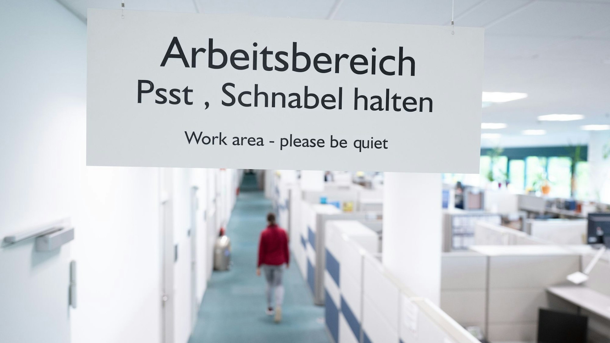 Schild mit Aufschrift „Arbeitsbereich Psst, Schnabel halten“