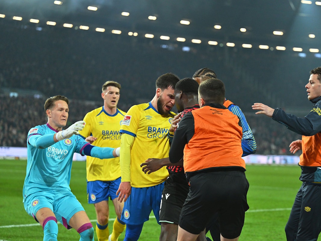 Rudelbildung zwischen den Spielern von Hannover 96 und Eintracht Braunschweig.