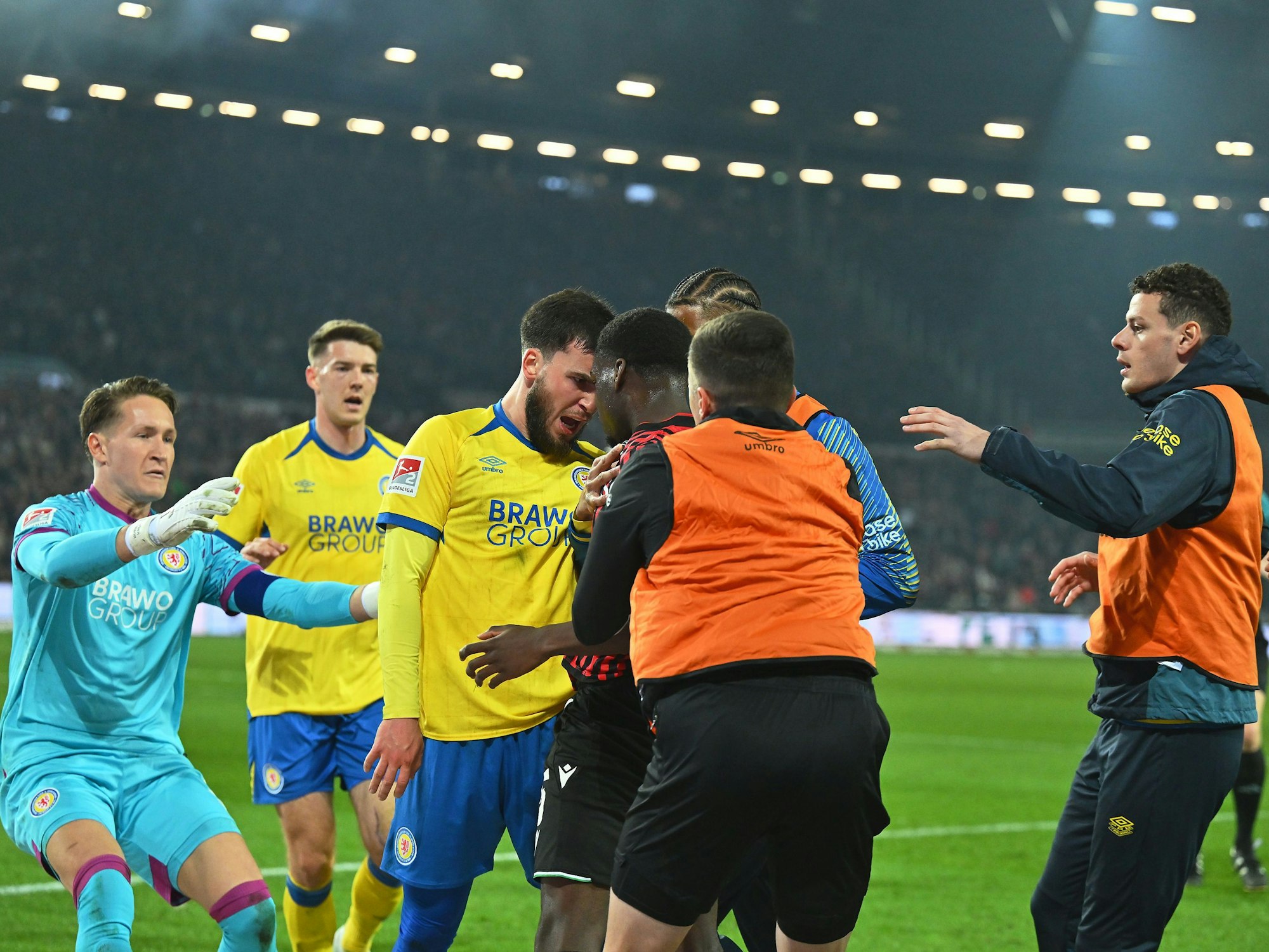 Rudelbildung zwischen den Spielern von Hannover 96 und Eintracht Braunschweig.