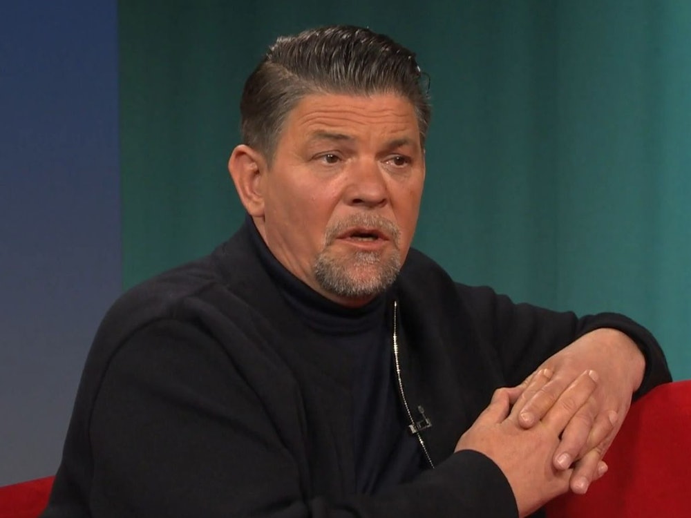 Tim Mälzer war bei „DAS! Rote Sofa“ zu Gast. (Bild: ARD)