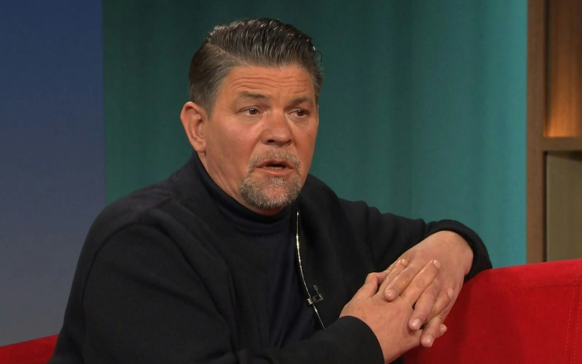 Tim Mälzer war bei „DAS! Rote Sofa“ zu Gast. (Bild: ARD)