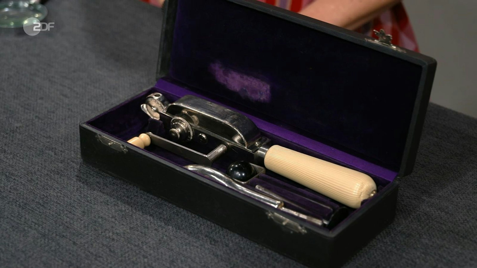 „Wir haben hier ein doch älteres Modell für Massagen, nämlich ein Handkurbel-Massagegerät“, stellte Expertin Annika Raßbach fest. „Eigentlich heißt es nämlich Johansens Auto-Vibrator.“ Den Wert des medizinischen Geräts, dass gegen „Frauenleiden“ helfen sollte, bezifferte sie auf 80 bis 100 Euro.
(Bild: ZDF)