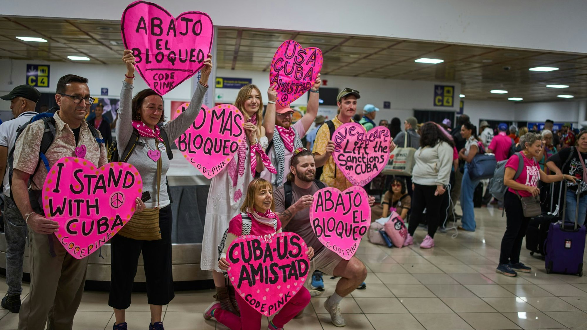 Aktivisten bringen Tonnen Hilfsgüter nach Kuba