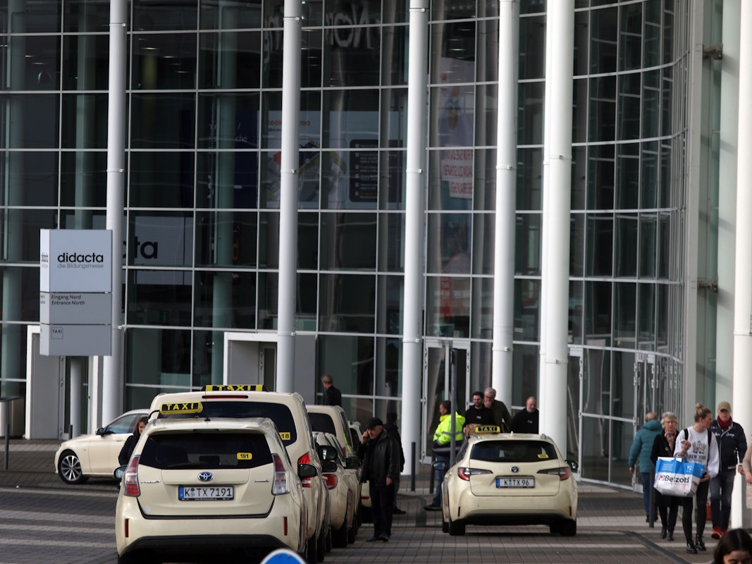 Das Archivfoto zeigt Taxen während der didacta 2024 vor der Koelnmesse.