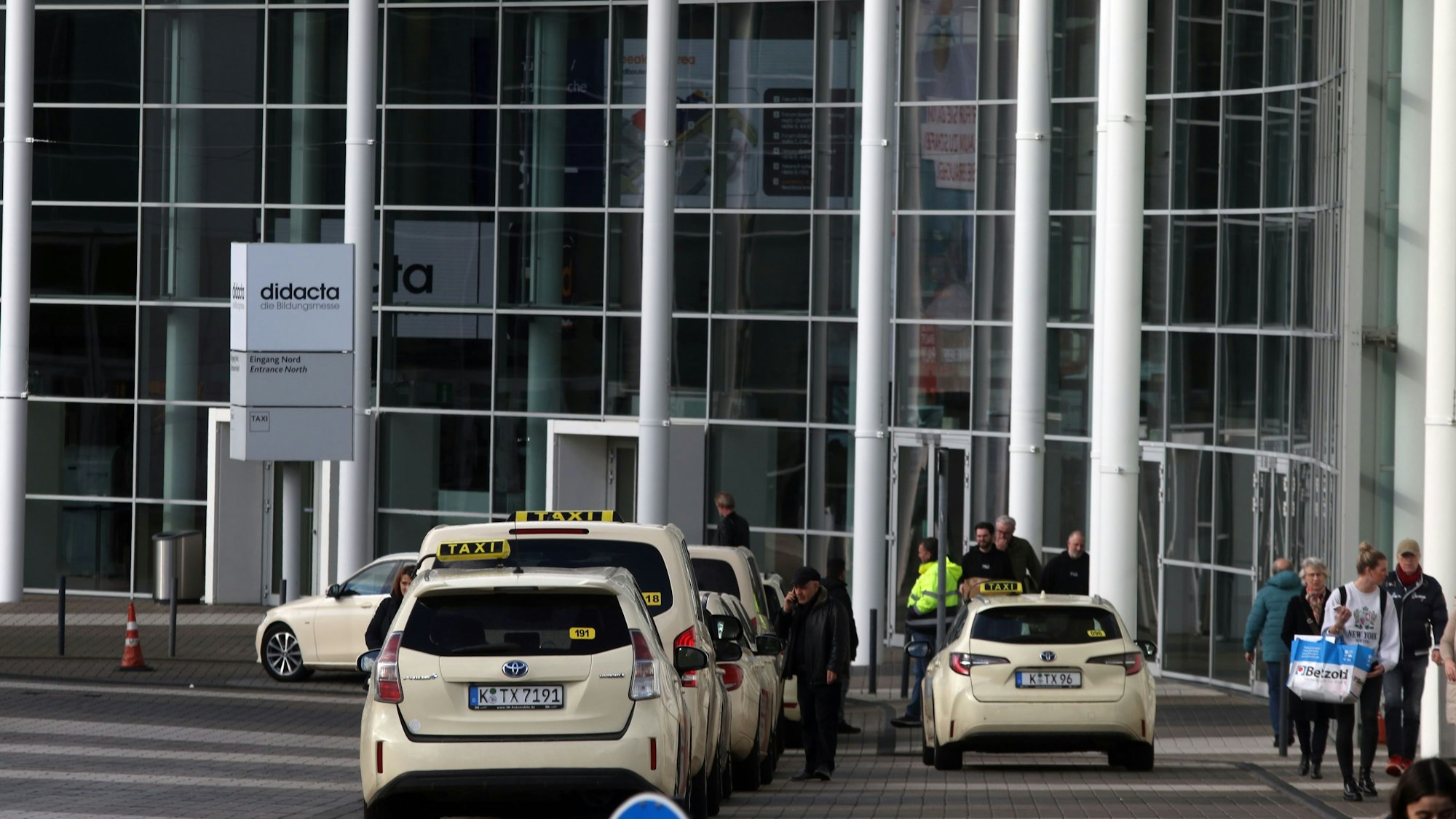 Das Archivfoto zeigt Taxen während der didacta 2024 vor der Koelnmesse.