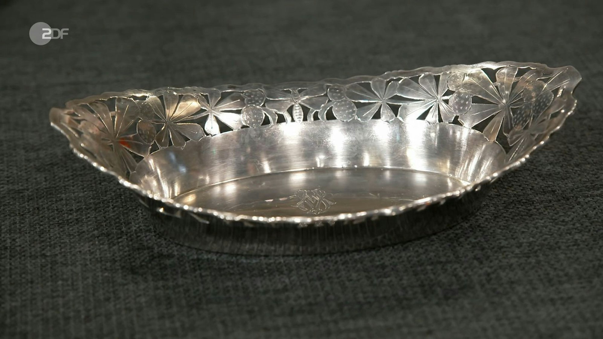 Der Schätzwert der Silberschale mit Kronenwappen aus der Zeit zwischen 1900 und 1918 lag mit 320 bis 350 Euro weit unter dem Wunschpreis. Wolfgang Pauritsch bezahlte 400 Euro bezahlte für die Silberware.
(Bild: ZDF)