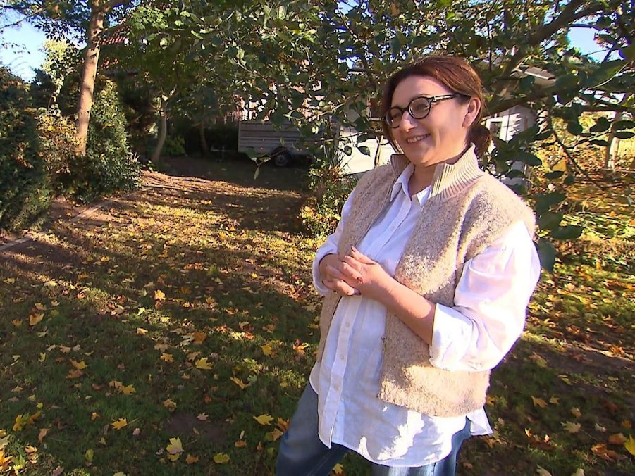 In der ländlichen Natur mit großem Garten und Hühnern fühlt sich Lilia einfach wohl.
(Bild: RTL)