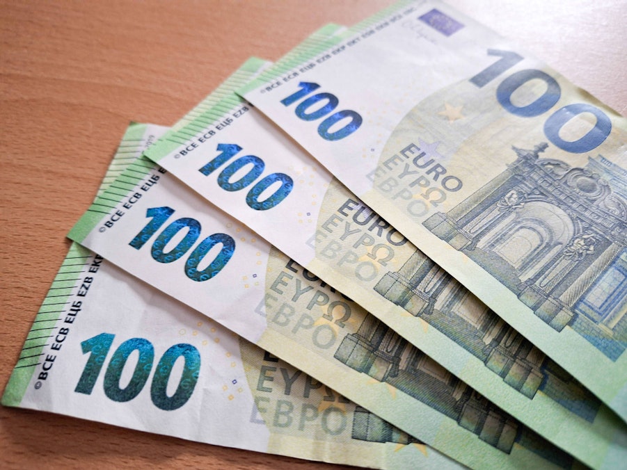 Mehrere Euro-Geldscheine auf einer Oberfläche