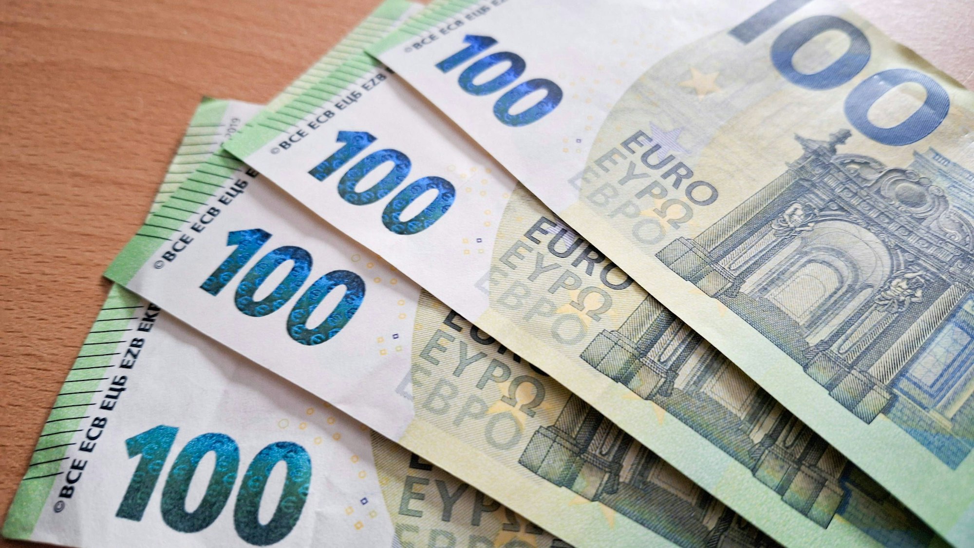 Mehrere Euro-Geldscheine auf einer Oberfläche