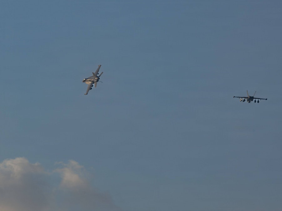 Zwei Kampfflugzeuge im Flug