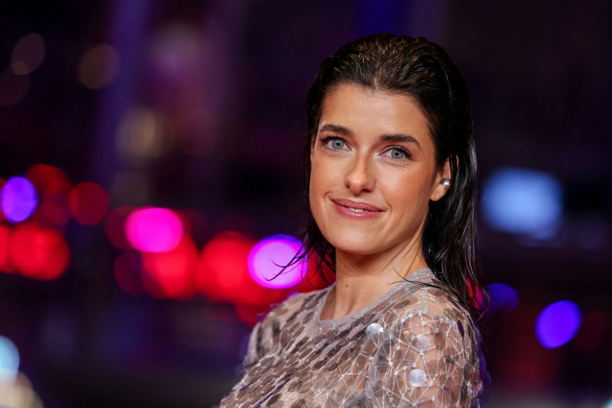 Im Interview verrät Marie Nasemann, dass sie im Alter von 16 Jahren „auf der Rolltreppe“ von jemandem angesprochen wurde, der junge Frauen „vermittelte“. „Im Nachhinein frage ich mich allerdings schon manchmal, ob das wirklich alles so seriös war“, so das Model. (Bild: 2026 Getty Images/Gerald Matzka)