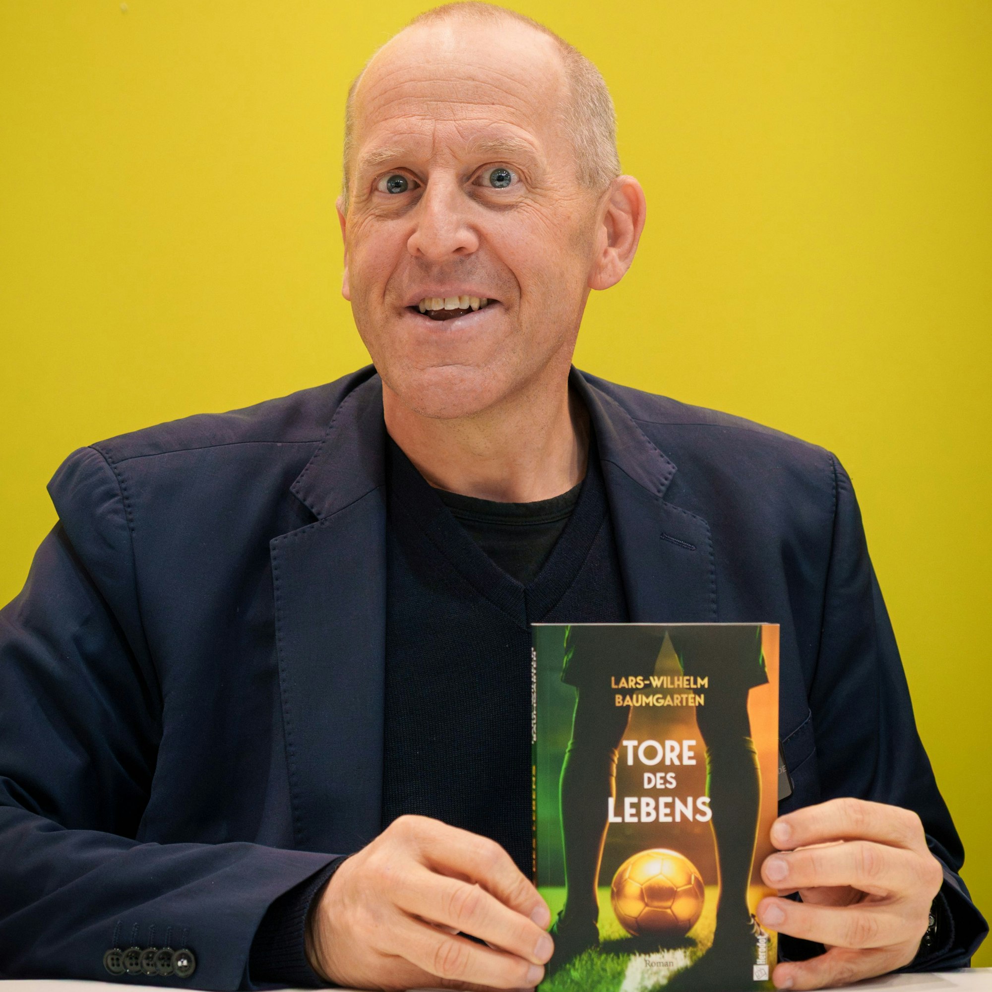 Lars-Wilhelm Baumgarten stellt auf der Leipziger Buchmesse seinen Roman „Tore des Lebens“ vor.