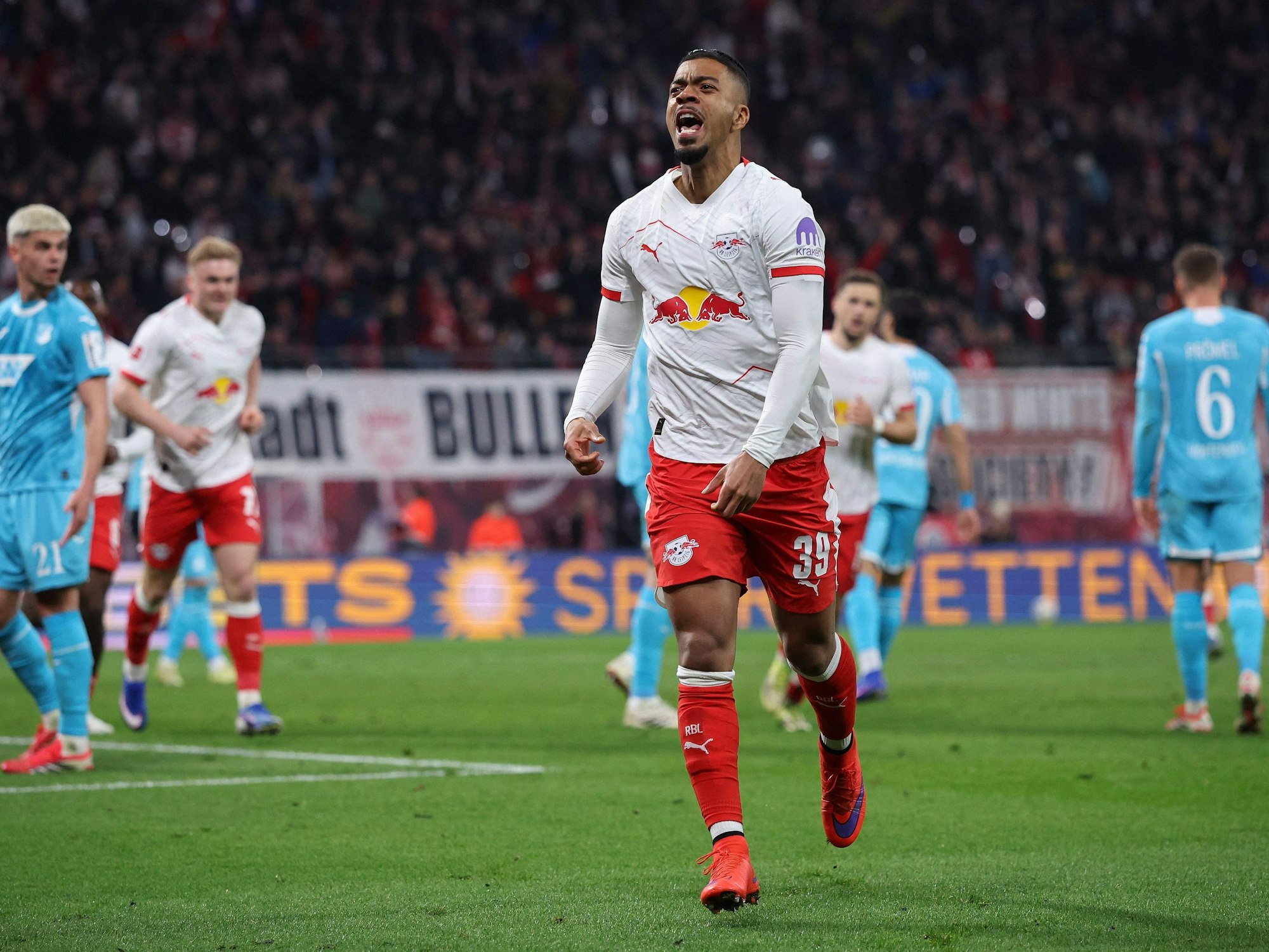 Leipzigs Benjamin Henrichs bejubelt seinen Treffer gegen Hoffenheim.