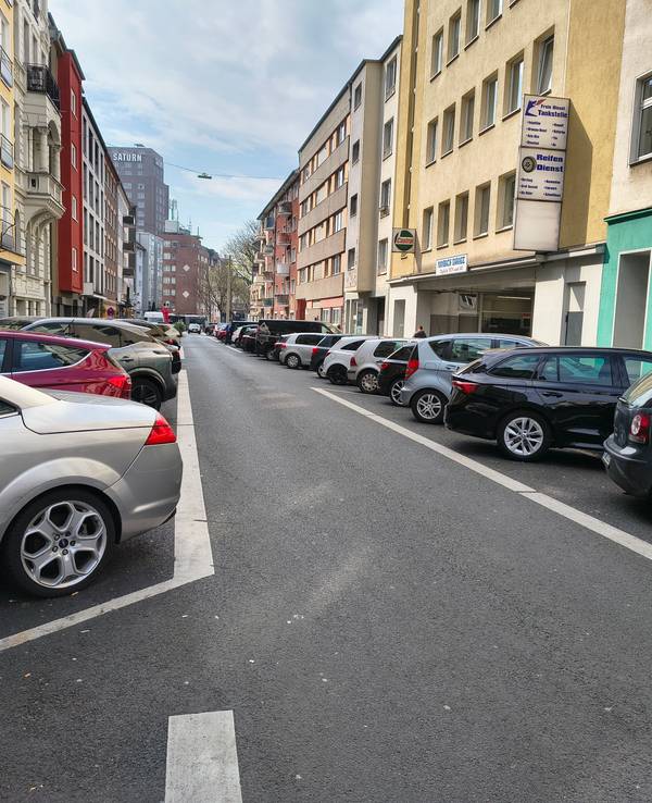 So sieht die aktuelle Parksituation in der Maybachstraße im Agnesviertel aus.