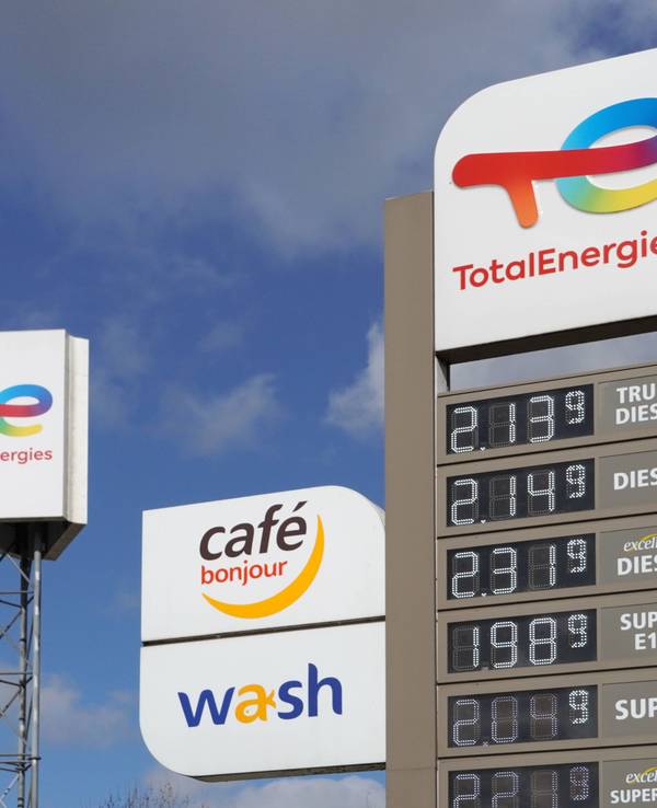 Tankstelle mit Preisanzeige und Werbeschildern