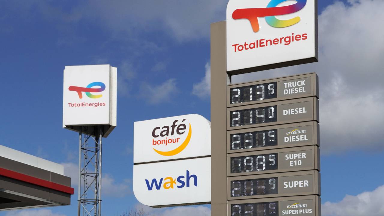 Tankstelle mit Preisanzeige und Werbeschildern