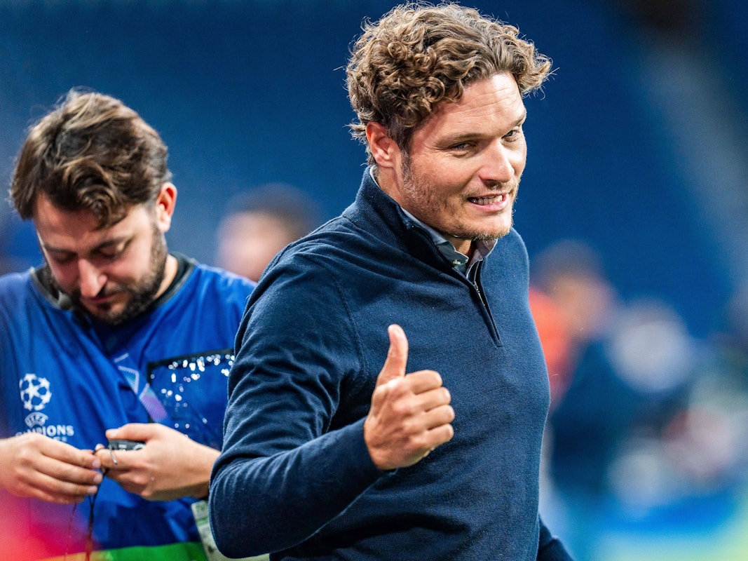 Edin Terzic hebt den Daumen.