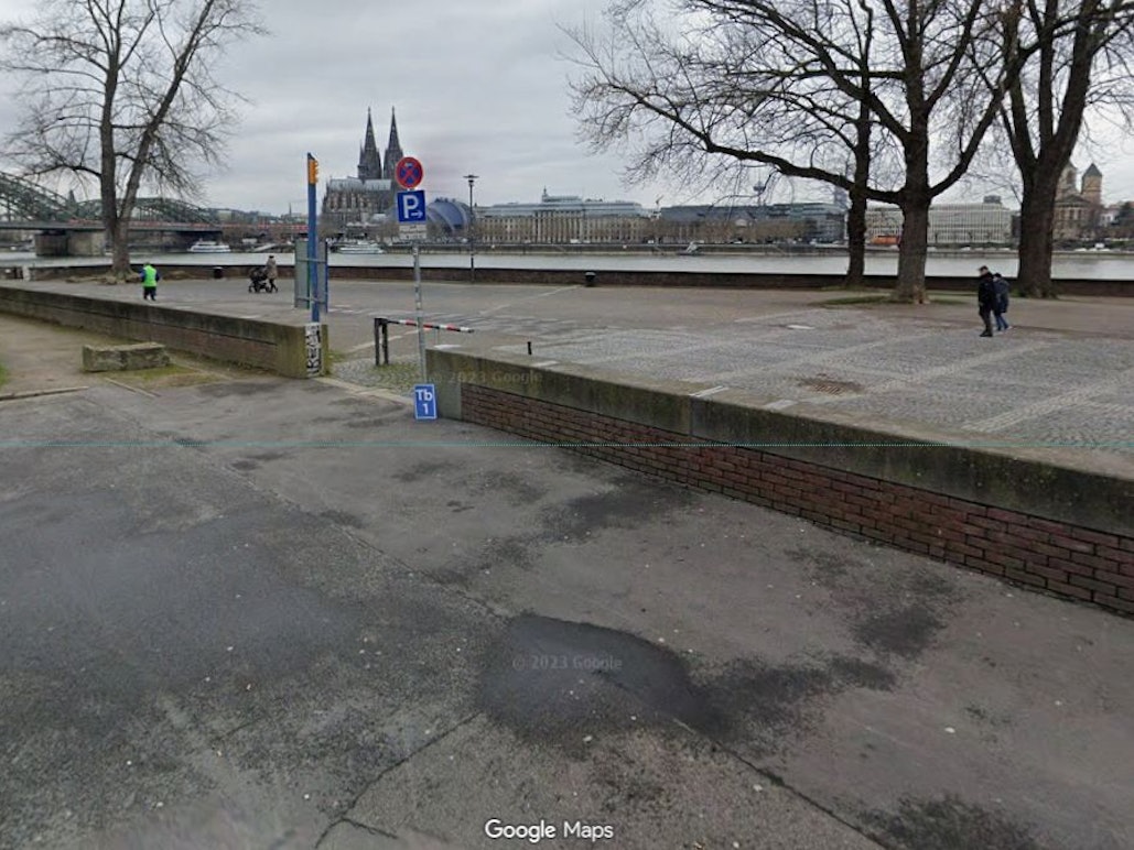 Der Parkplatz Tb1 direkt am Tanzbrunnen: ein beliebter Treffpunkt der Biker-Szene