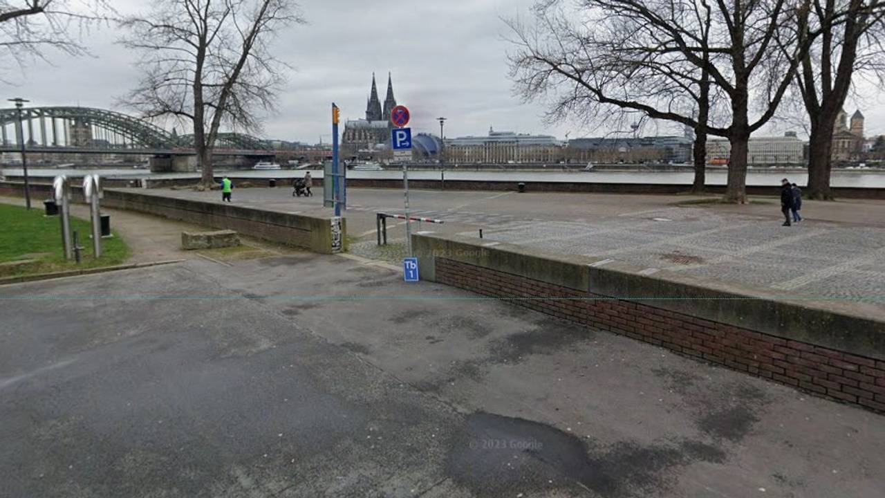 Der Parkplatz Tb1 direkt am Tanzbrunnen: ein beliebter Treffpunkt der Biker-Szene