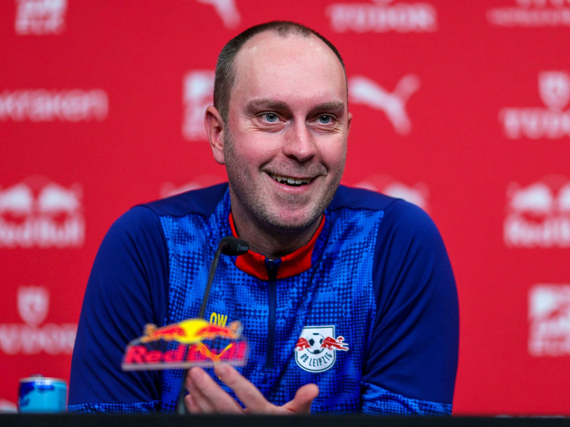 Leipzig-Trainer Ole Werner lächelt auf einer Pressekonferenz.