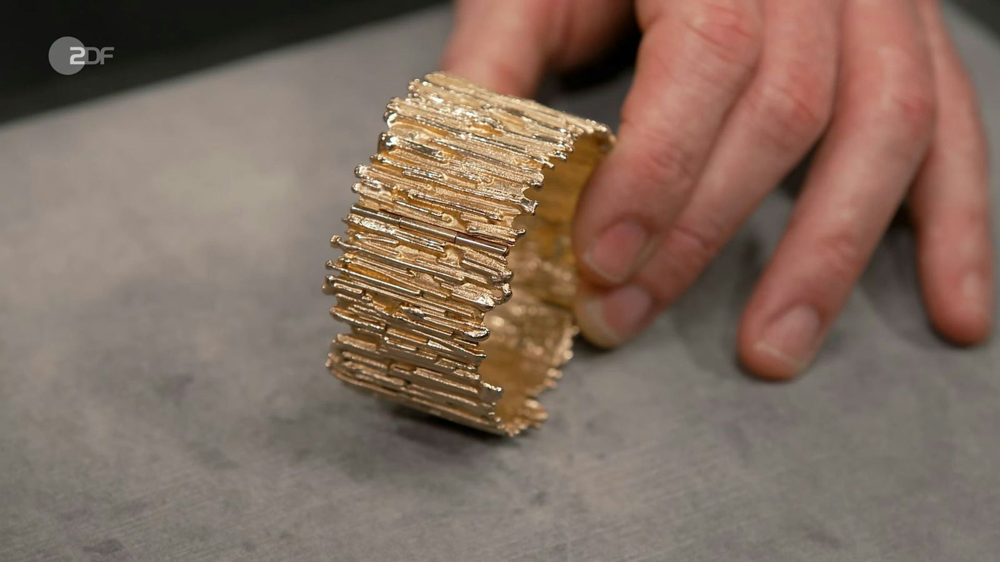 Der Goldarmreif aus den 1960er-Jahren wurde auf 4.800 bis 5.000 Euro geschätzt. Susanne Steiger zahlte 5.000 Euro.
(Bild: ZDF)