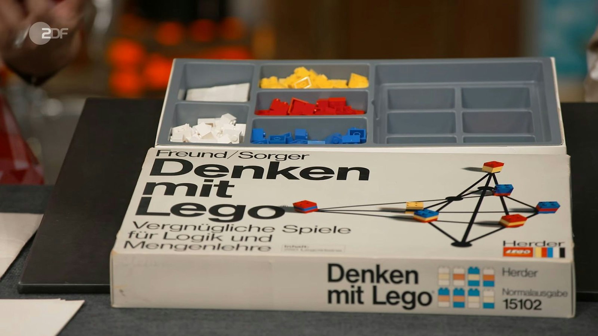 Einen guten Preis erzielte auch die Spielesammlung „Denken mit Lego“ von den Professoren Freund und Sorger aus dem Jahr 1971 mit einem Schätzwert von 50 bis 60 Euro. Jos van Katwijk schnappte sich die Lego-Spiele für 100 Euro.
(Bild: ZDF)