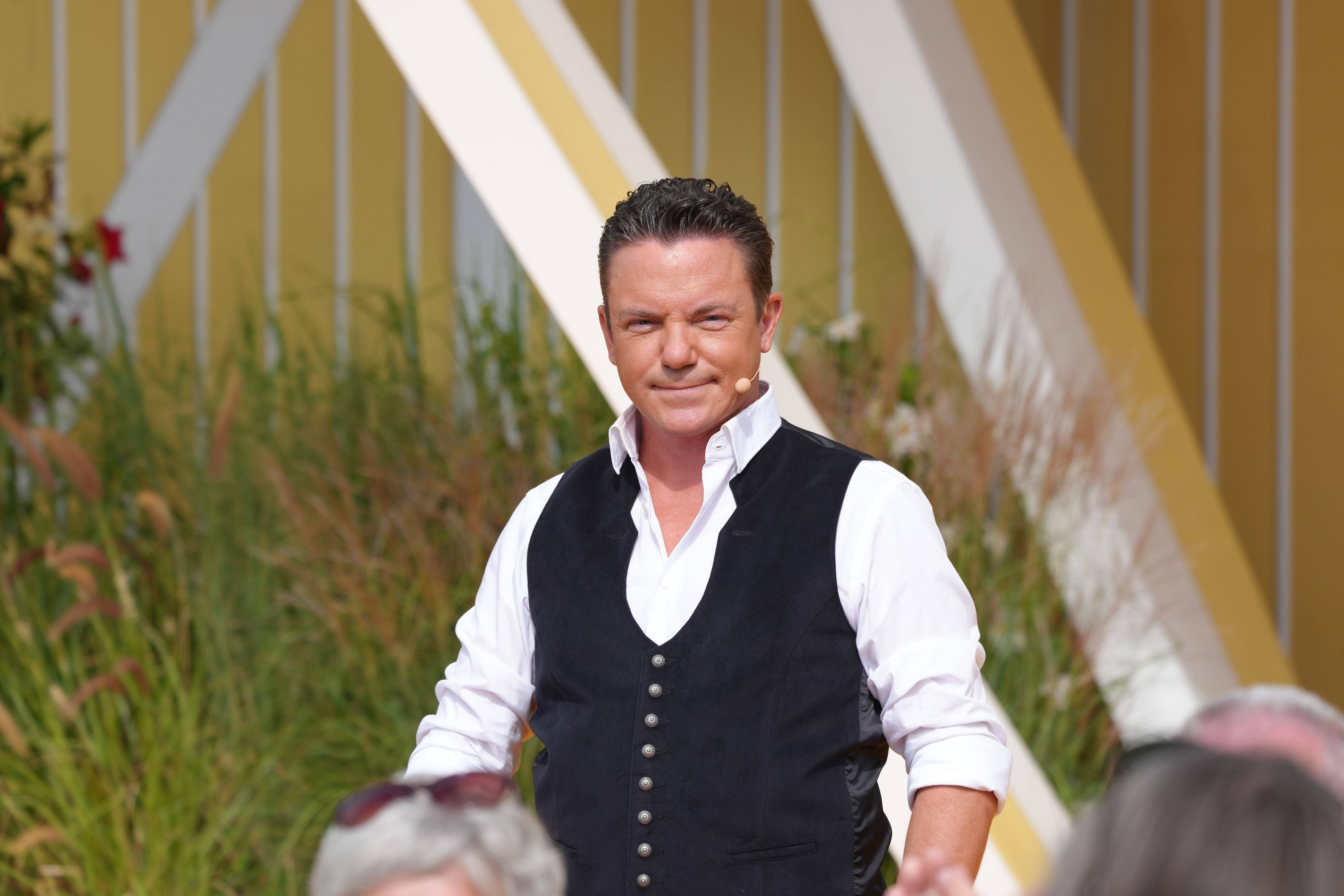 Stefan Mross mit Hemd und Weste.