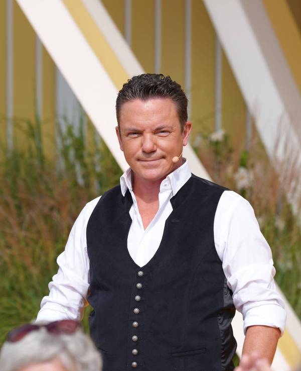 Stefan Mross mit Hemd und Weste.