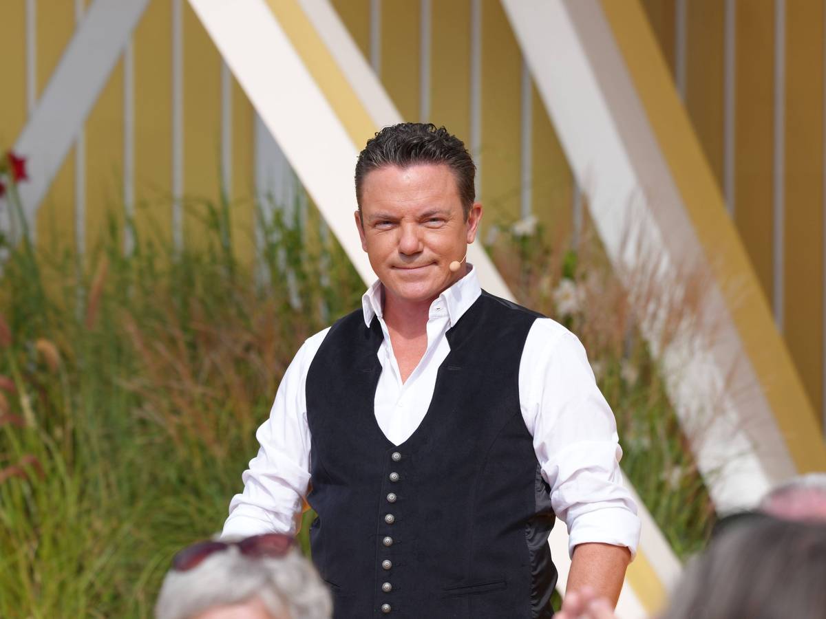 Stefan Mross mit Hemd und Weste.