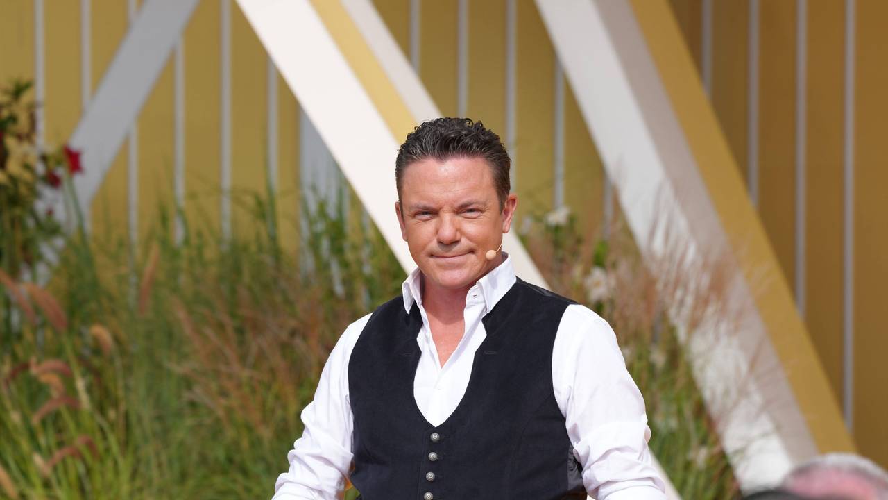 Stefan Mross mit Hemd und Weste.