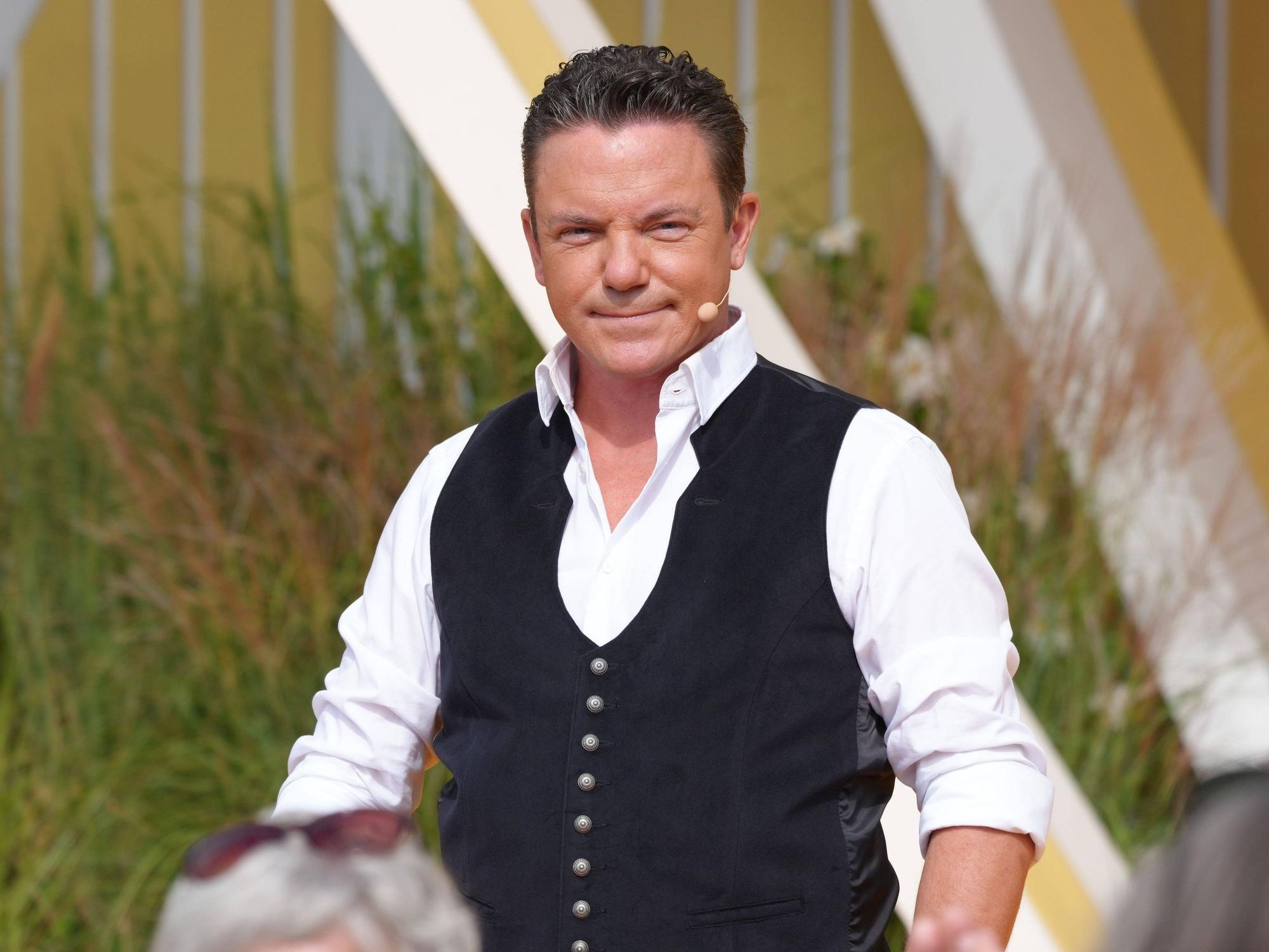 Stefan Mross mit Hemd und Weste.