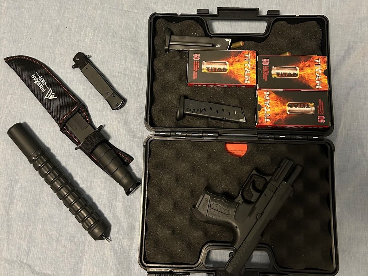 Zollfahndung zerschlägt bewaffnete Drogenbande, stellt Drogen und Waffen sicher.