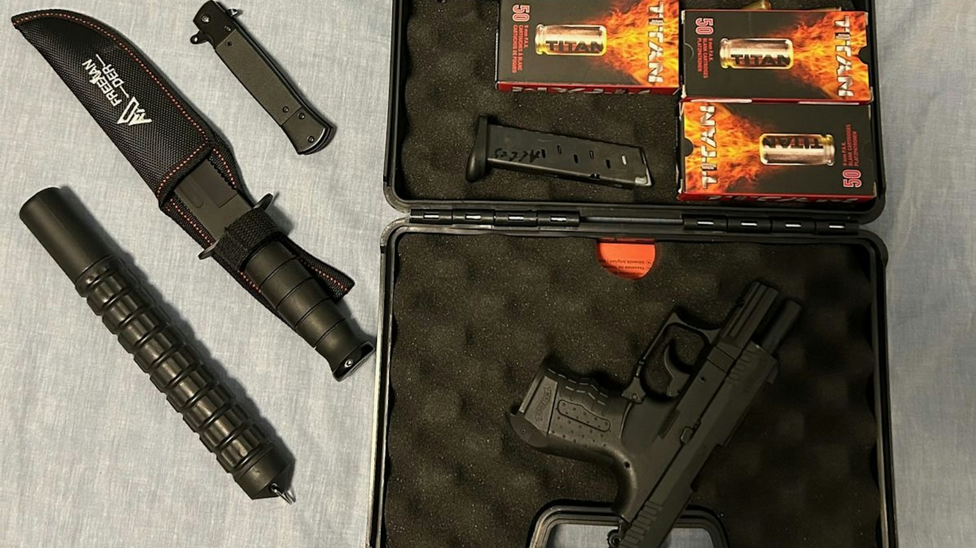 Zollfahndung zerschlägt bewaffnete Drogenbande, stellt Drogen und Waffen sicher.