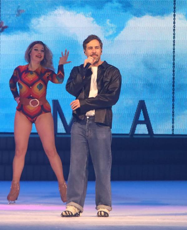 Max Giesinger steht bei Holiday on Ice auf der Bühne.