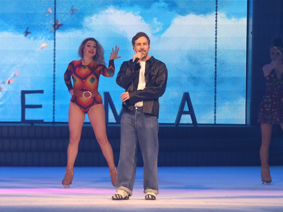 Max Giesinger steht bei Holiday on Ice auf der Bühne.