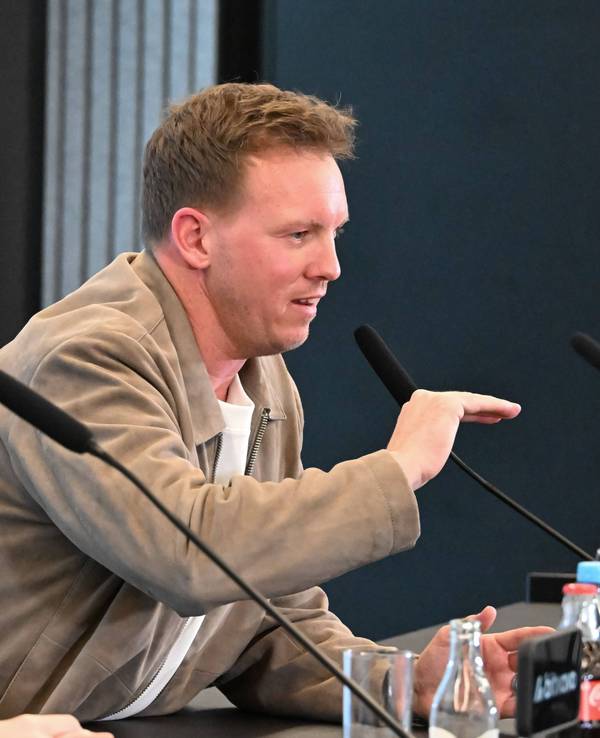 Julian Nagelsmann spricht auf einer Pressekonferenz über seinen DFB-Kader.