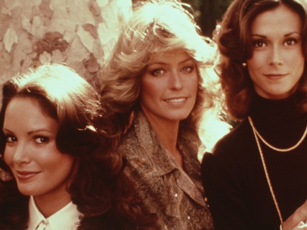 Verführerisch und schlagfertig: Zwischen 1976 und 1981 durften „Drei Engel für Charlie“ der Männerwelt mit Charme in den Hintern treten. (Bild: ZDF / Sony)