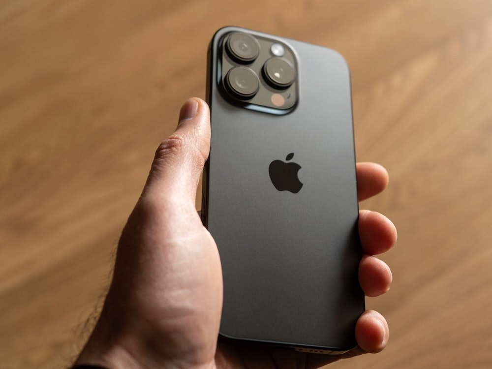 Nach einer gravierenden Sicherheitslücke sollten iPhone-Nutzerinnen und -Nutzer dringend ein Update von iOS durchführen. (Bild: iStock / vfhnb12)