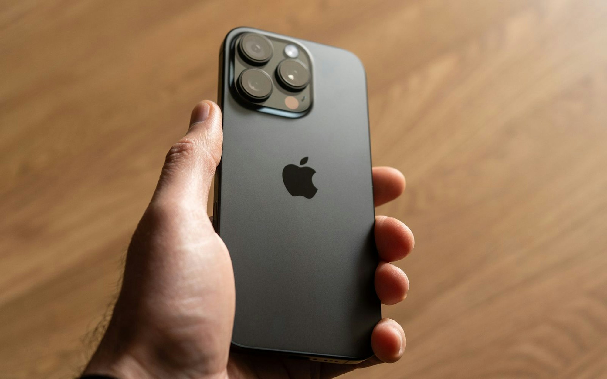 Nach einer gravierenden Sicherheitslücke sollten iPhone-Nutzerinnen und -Nutzer dringend ein Update von iOS durchführen. (Bild: iStock / vfhnb12)