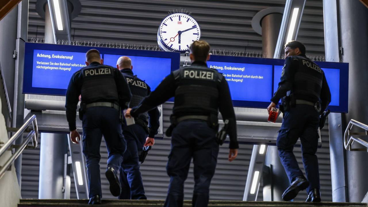 Beamte der Bundespolizei gehen zu einem Gleis.