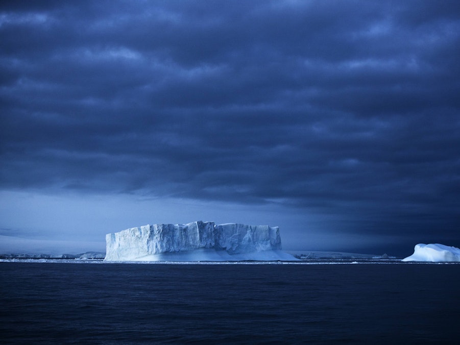 Eisberge im Südpolarmeer unter dunklem Himmel