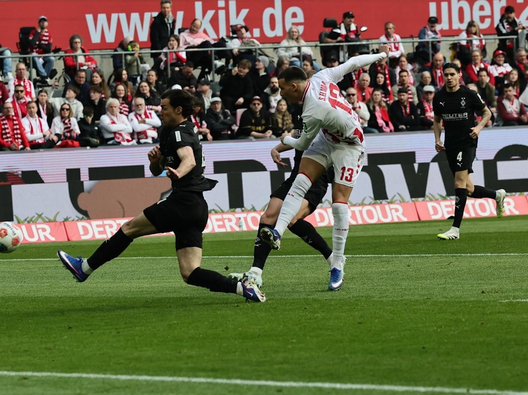 Die Ultras des 1. FC Köln stimmen die Profis auf das Derby ein.