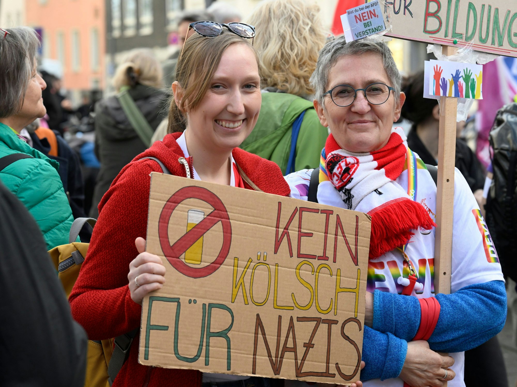 Zwei Frauen halten ein Plakat mit der Aufschrift "Kein Kölsch für Nazis".