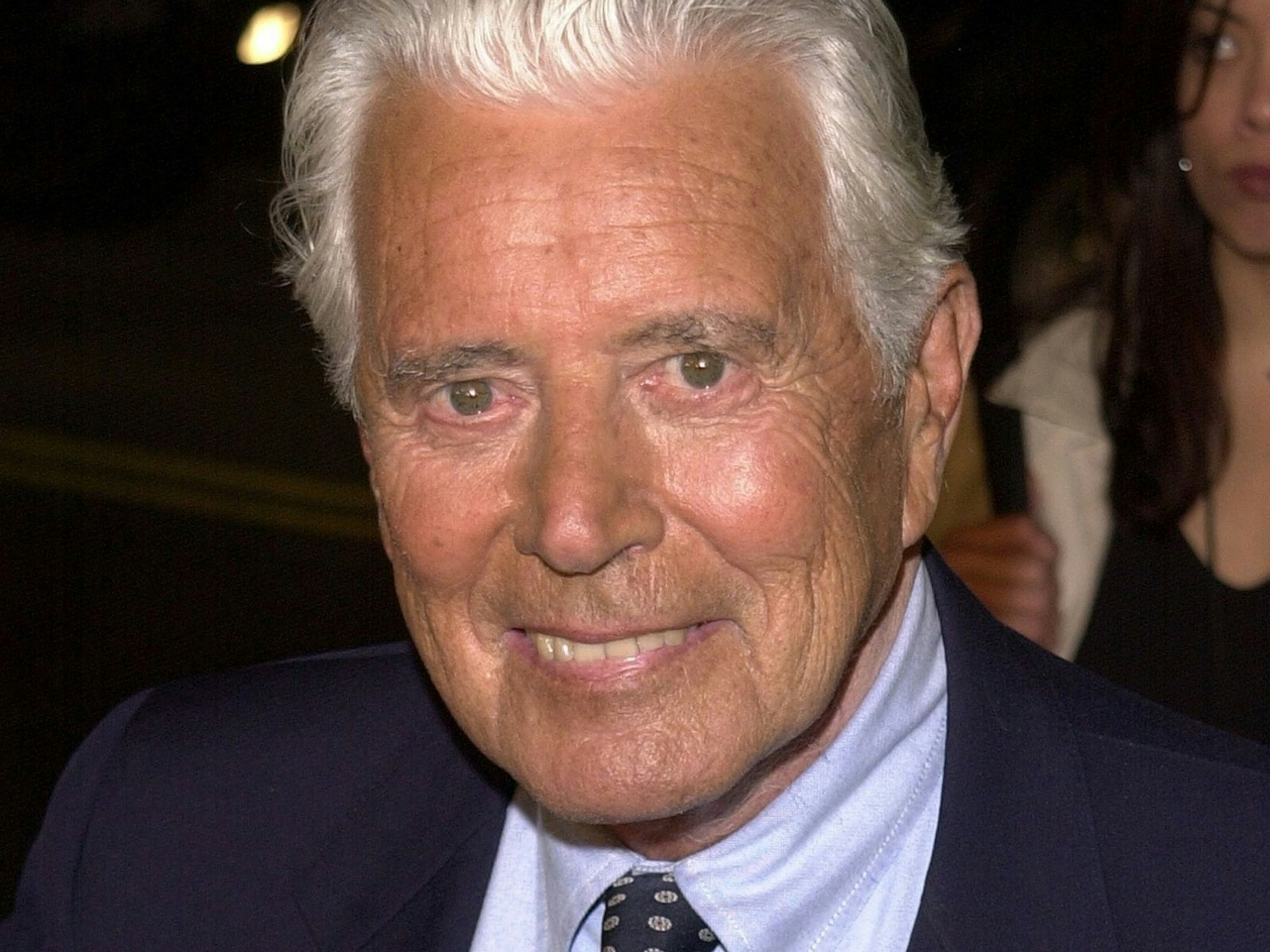 „Gespielt“ wurde Charlie Townsend von John Forsythe. Der US-Schauspieler hatte den Chef der „drei Engel“ von Anfang an bis zuletzt synchronisiert. Vor der Kamera war er nie zu sehen. (Bild: Getty Images)