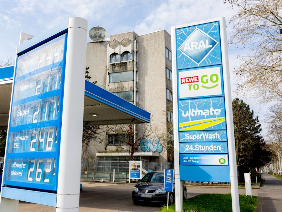 Tankstelle, Preisanzeigen, Zapfsäulen, Auto, Gebäude