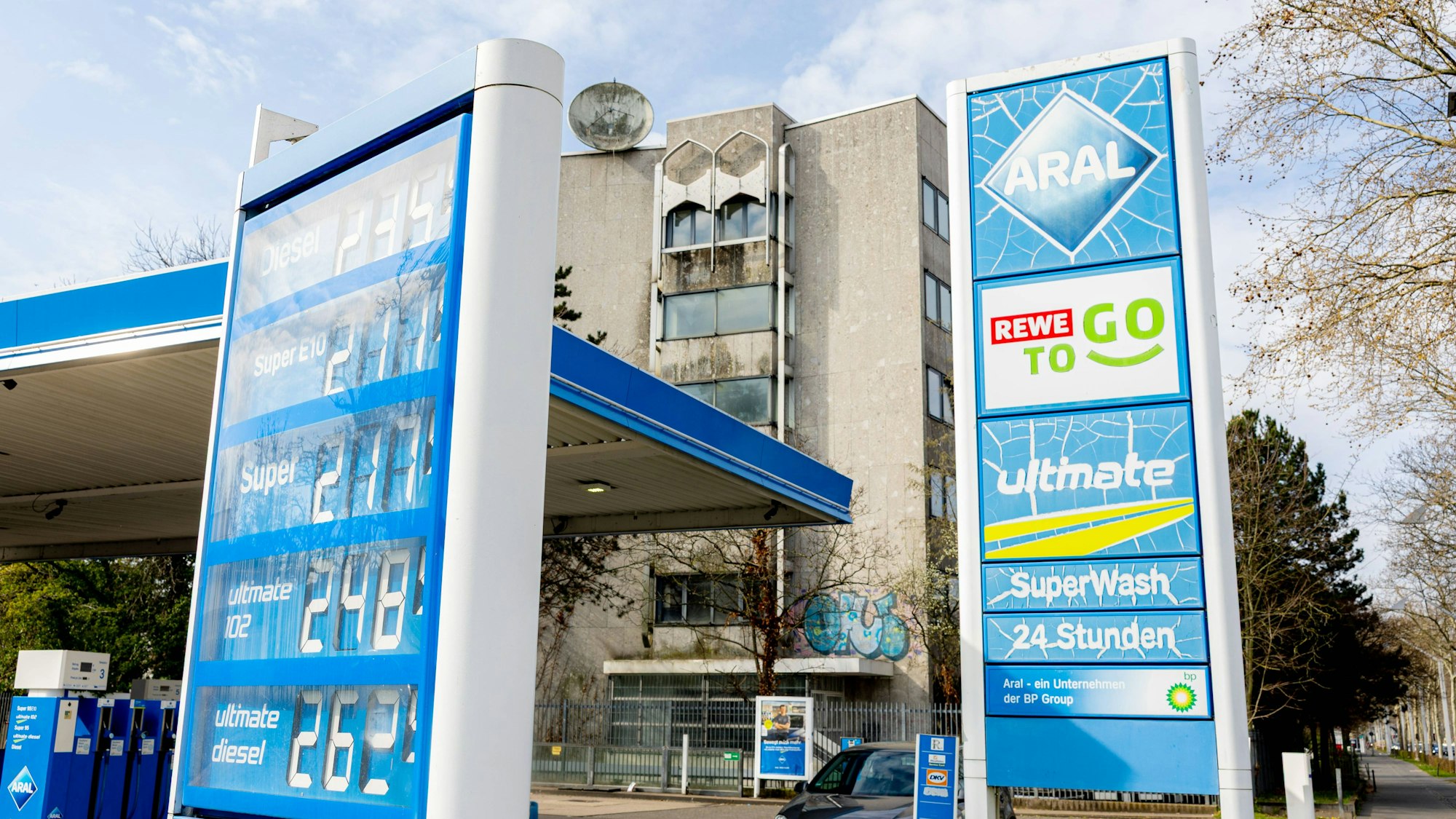 Tankstelle, Preisanzeigen, Zapfsäulen, Auto, Gebäude