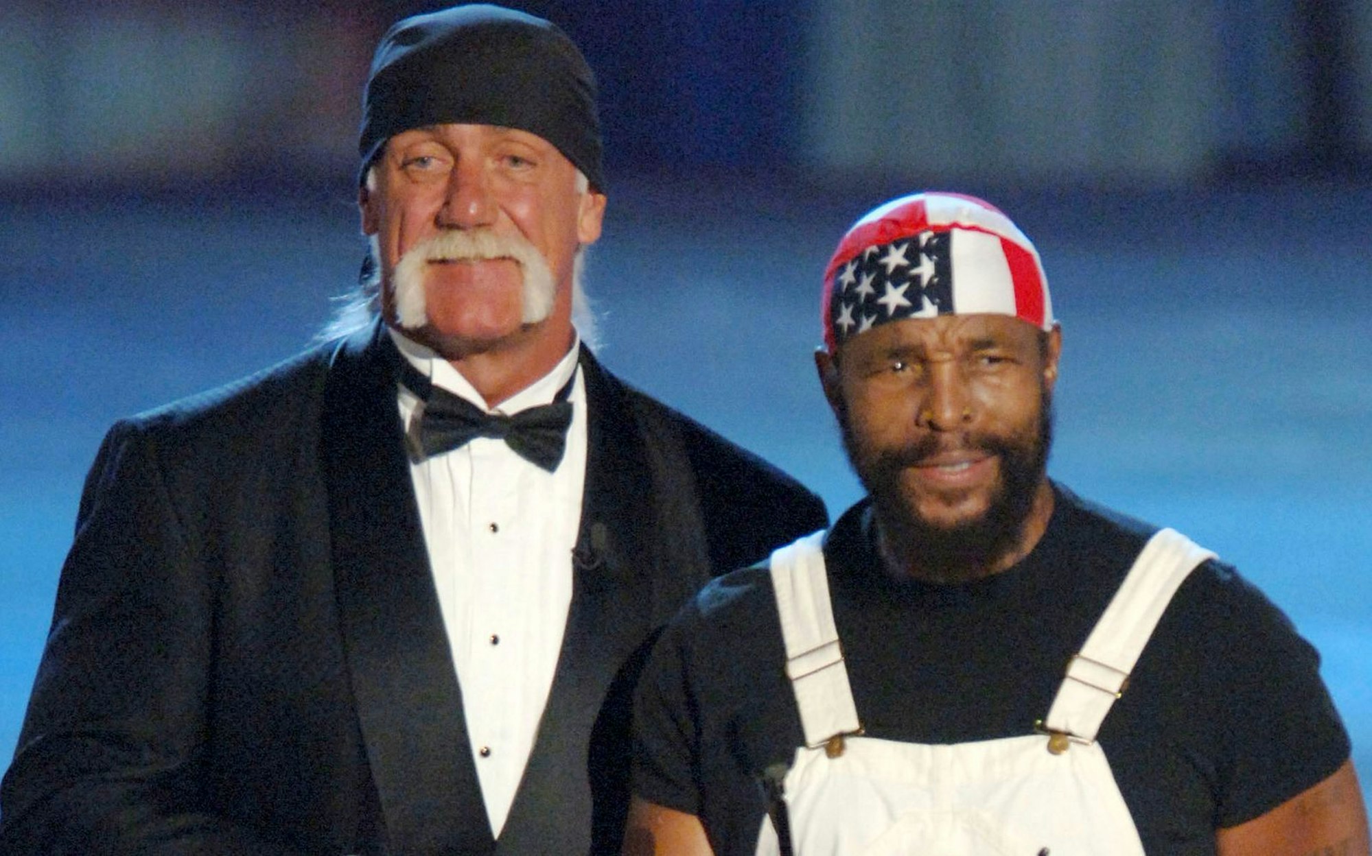 Das gilt auch für Mr. T (rechts): Schon während seiner „A-Team“-Zeit wurde Lawrence Tureaud (so sein bürgerlicher Name) Profi-Wrestler und bildete ein Tag-Team mit Hulk Hogan (Bild). In zahlreichen Filmen, TV-Serien und Werbespots trat er als „er selbst“ auf. 2013 moderierte er die Clipshow „Mr. T's verrückte Welt“ auf kabel eins. (Bild: Stephen Shugerman/Getty Images)