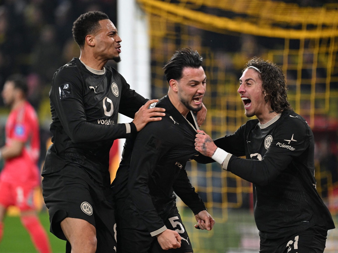 Felix Nmecha, Ramy Bensebaini und Fabio Silva jubeln gemeinsam.