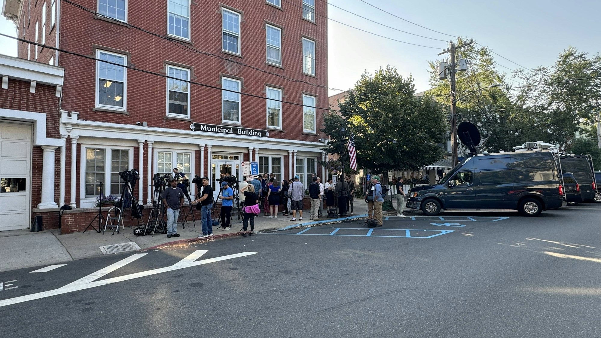 Justin Timberlake: Medien und Kameras vor Gebäude